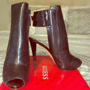 Black multi leather ankle shoe by GUESS